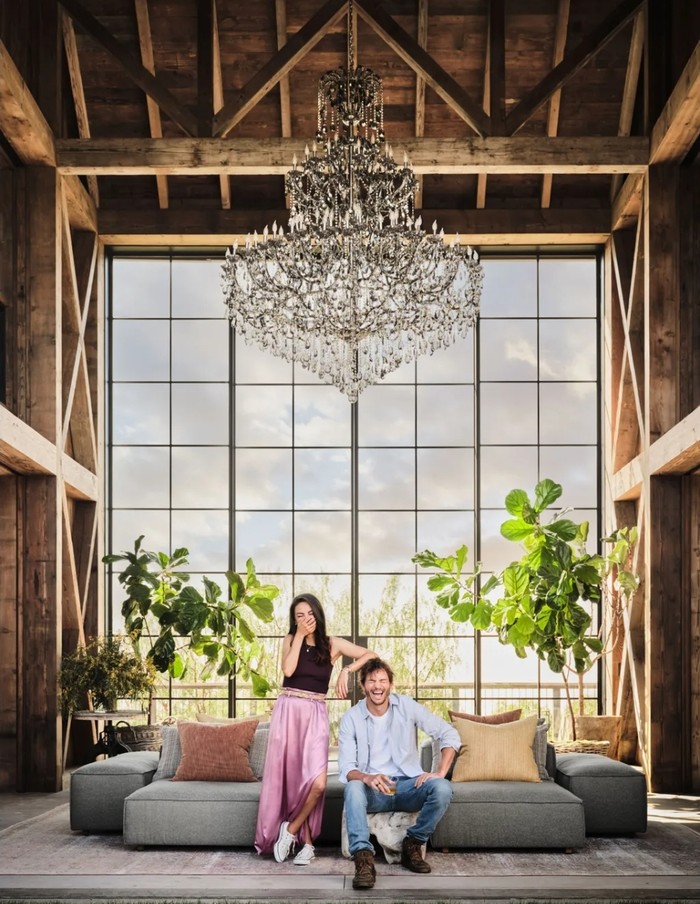 Materal bangunan utama adalah kayu reklamasi, beton berbentuk papan, dan kaca. (Foto: Douglas Friedman/Architectural Digest)