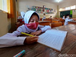 Nadiem Target Sekolah Tatap Muka Juli, P2G: Sulit karena Vaksinasi Guru Masih Lambat
