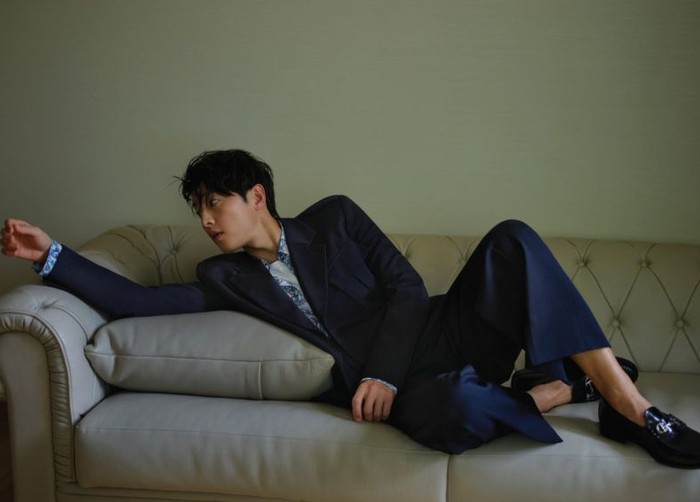 Nama Song Joong Ki mulai populer di Indonesia ketika membintangi drama Descendants of The Sun pada tahun 2016 lalu / foto: gqkorea.co.kr