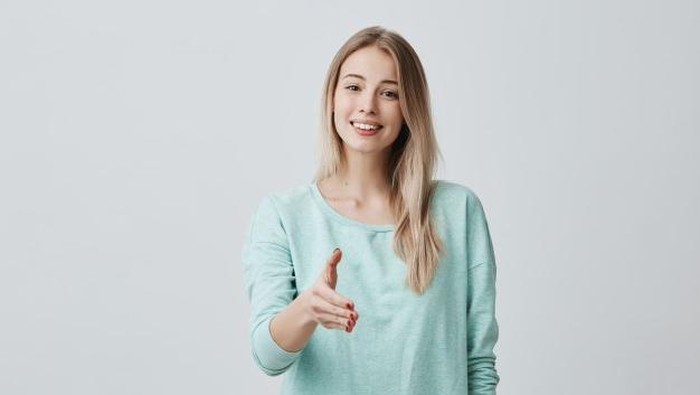 5 Tips Kenalan untuk Orang Pemalu, Dijamin Anti Malu-Maluin dan Gak Garing