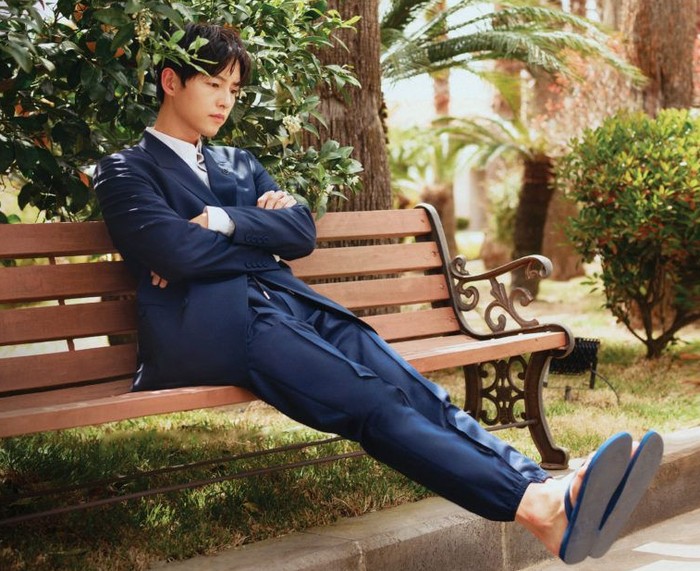 Para fans kagum dengan ketampanan mantan suami Song Hye Kyo ini / foto: gqkorea.co.kr