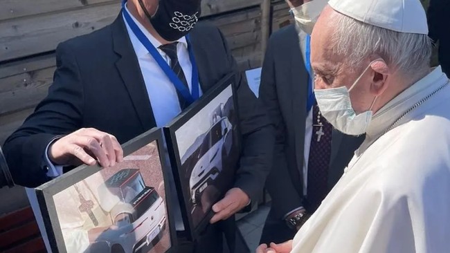 Produsen asal Amerika Serikat, Fisker, menyatakan ingin membuat popemobile buat Paus Fransiskus berbasis SUV listrik Ocean.