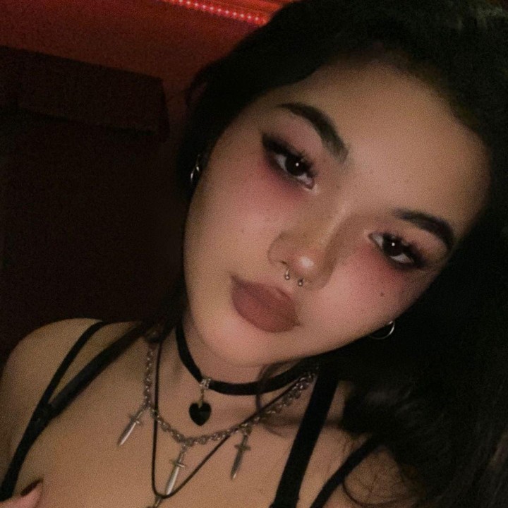 <p>Penampilan Queenara terlihat semakin berani dengan sederet kalung bergaya gothic lengkap dengan choker warna hitam. Gaya makeup smokey eye semakin menambah nuansa bold. (Foto: Instagram: @queennara_h)</p>