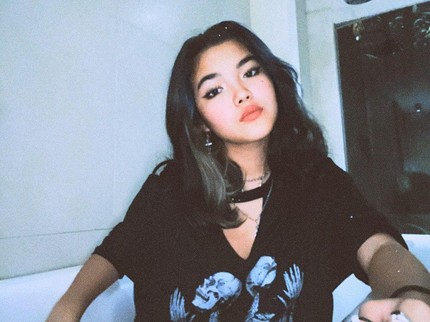 7 Gaya Modis Queenara, Putri Liza Natalia yang Gothic Abis!