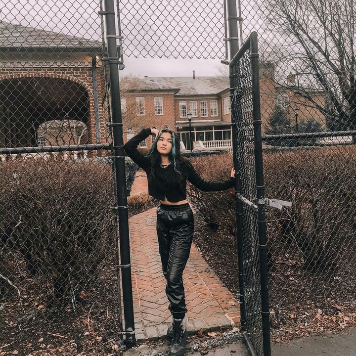 <p>Tak hanya mengandalkan warna hitam, Queenara juga hobi memakai outfit trendi seperti leather pants. Ia memadukannya bersama crop top warna hitam. (Foto: Instagram: @queennara_h)</p>