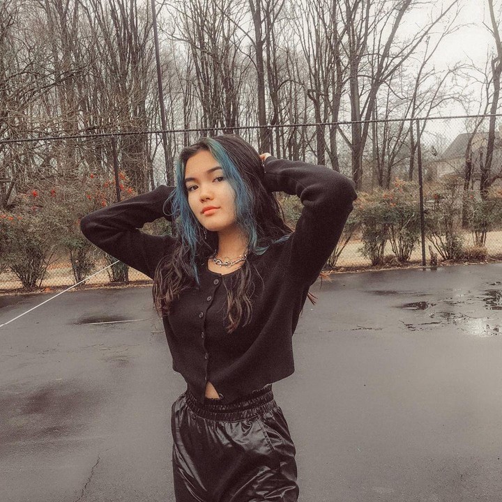 <p>Queenara tumbuh menjadi gadis remaja cantik seperti sang Bunda. Namun gayanya terbilang berbeda dari remaja pada umumnya. Ia berani tampil bold dengan gaya gothic. (Foto: Instagram: @queennara_h)</p>