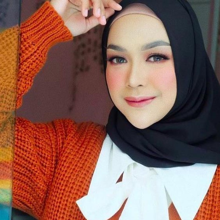 <p>Di foto ini, wajah YouTuber dengan jutaan subscribers itu menjadi tanda tanya netizen. Beberapa netizen menyebut Ricis di foto ini seperti bukan dirinya. (Foto: Instagram @riaricis1795)</p>