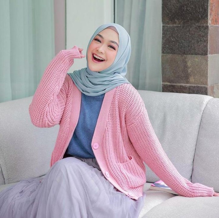 <p>Dengan penampilan barunya, Ricis juga tampak lebih sering foto dengan make up ketimbang <em>bare face</em>. (Foto: Instagram @riaricis1795)</p>