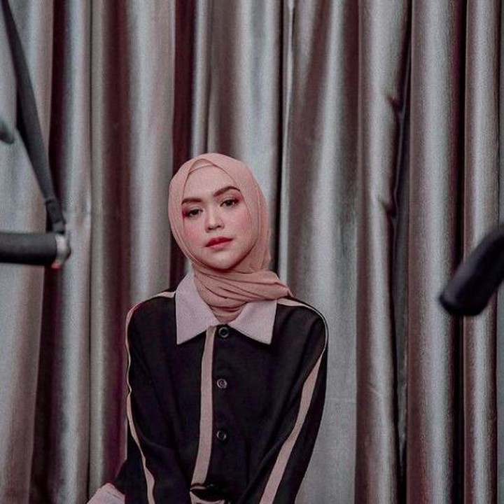 <p>Saking penasaran, netizen pun mengira Ricis melakukan perawatan wajah. Bahkan ada yang menuding dirinya oplas alias operasi plastik. Duh, ada-ada saja ya, Bunda. (Foto: Instagram @riaricis1795)</p>