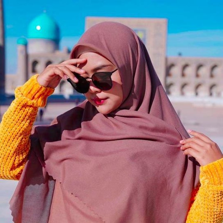 <p>Foto Ricis di akhir 2020. Dagu Ricis terlihat lancip belakangan ini kemungkinan karena angle foto atau bisa juga berat badannya berkurang karena diet dan olahraga. (Foto: Instagram @riaricis1795)</p>