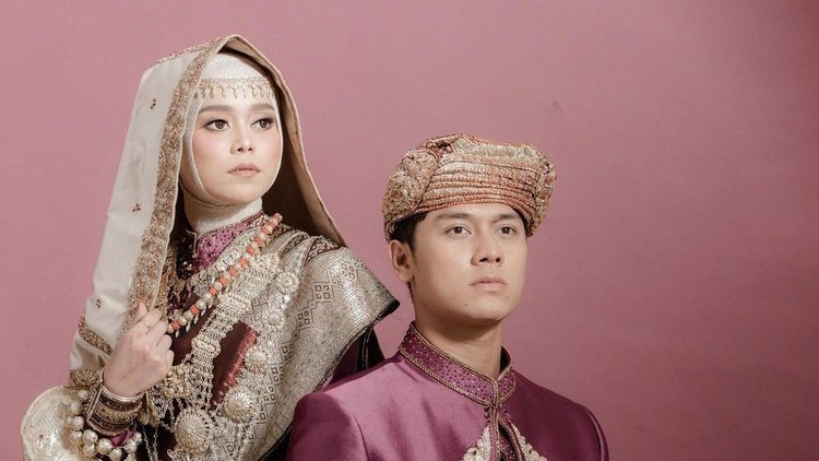 Pemotretan pre-wedding Rizky Billar dan Lesti Kejora mengenakan baju adat pengantin Minangkabau.