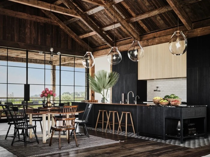 Rumah ini memiliki konsep yang minimal menggunakan sekat dan pintu. Seperti penampakan dapur dan meja makan yang berdampingan tanpa pembatas ruangan. (Foto: Douglas Friedman/Architectural Digest)