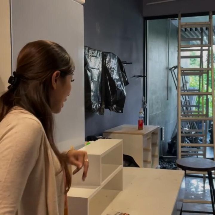 <p>Belum lama ini, Nisya Ahmad memamerkan rumah mewah yang dilengkapi lift. Tapi sayangnya, rumah elit milik adik Raffi Ahmad itu mengalami kebocoran nih, Bunda. Atap di salah satu ruangan bahkan sampai ambruk, lho. (Foto: YouTube NisNaz Channel)</p>