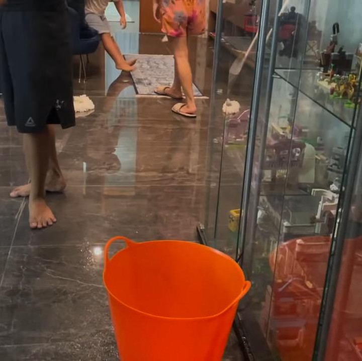 <p>Tanpa terduga, ternyata ada beberapa titik rumah yang baru mengalami bocor, Bunda. Nisya sampai menyiapkan ember untuk menampung air yang menetes, nih. (Foto: YouTube NisNaz Channel)</p>