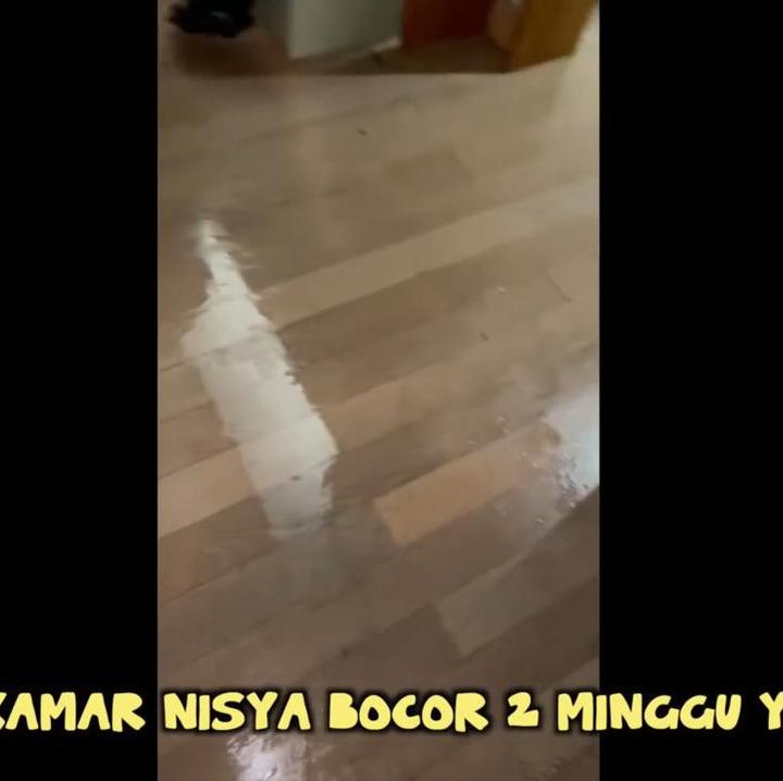 <p>Dua minggu sebelumnya, kamar Nisya juga mengalami kebocoran nih, Bunda. Air yang masuk sampai membanjiri lantai kamar Nisya, nih. (Foto: YouTube NisNaz Channel)</p>