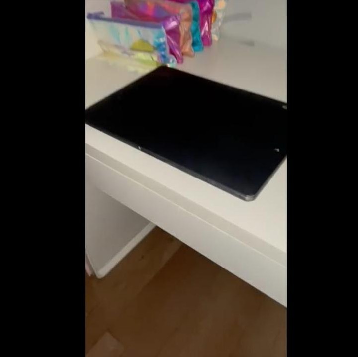 <p>Tak hanya kamar Nisya, dua minggu sebelumnya, kebocoran juga terjadi di kamar Caca nih, Bunda. Sang kakak pun mengamankan semua barang elektronik seperti laptop dan konsol game. (Foto: YouTube NisNaz Channel)</p>