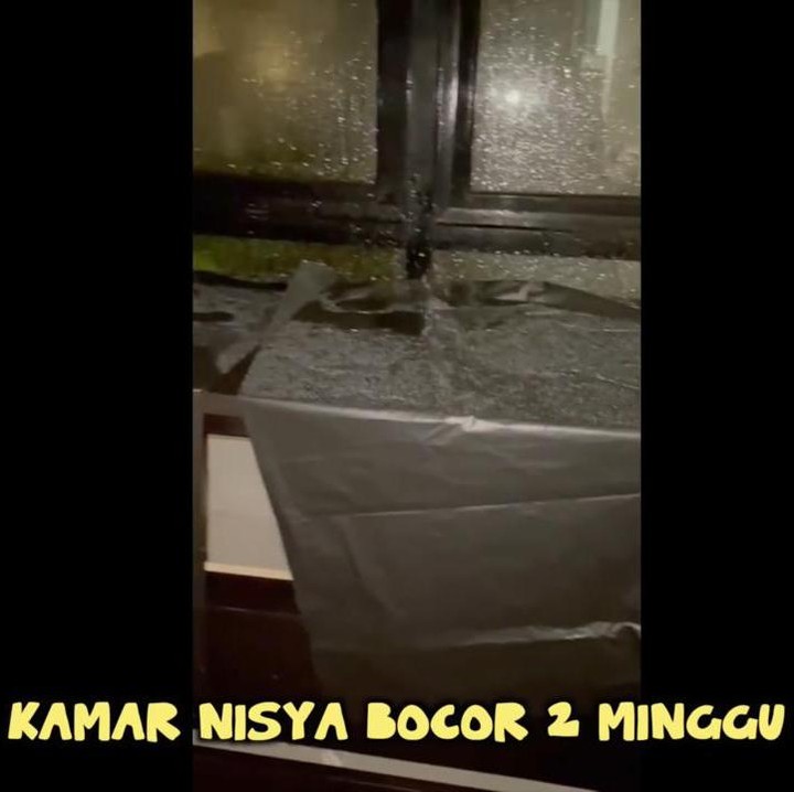 <p>Ternyata kebocoran yang terjadi di kamar Nisya cukup besar nih, Bunda. Nisya sampai harus melapisi semua perabot dengan plastik hitam besar. (Foto: YouTube NisNaz Channel)</p>