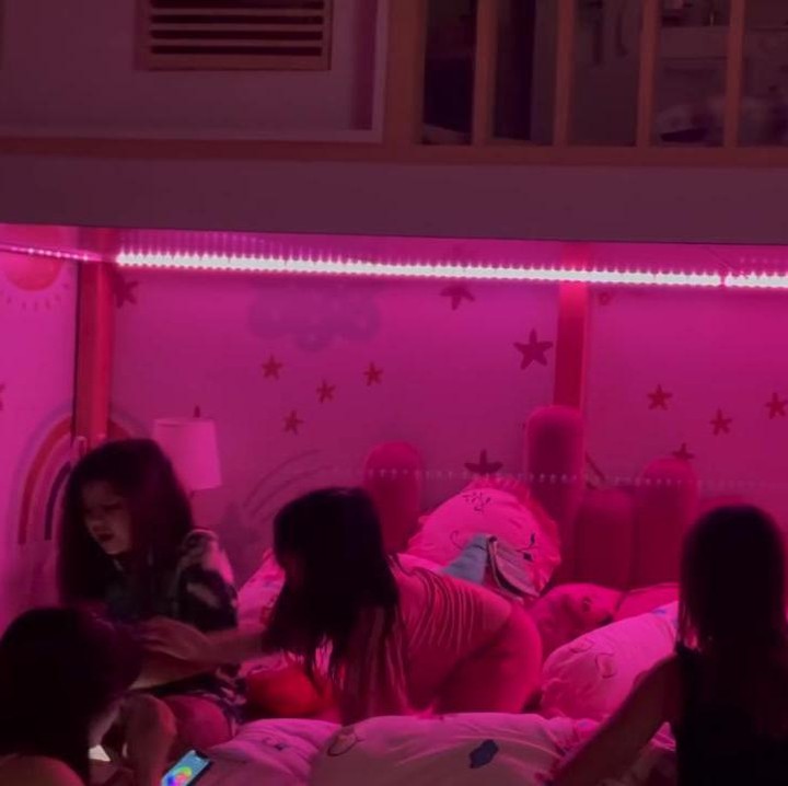 <p>Setelah direnovasi dan dibetulkan, kamar Caca yang semula bocor sudah terlihat lebih baik lho, Bunda. Nisya bahkan memberikan lampu LED agar Caca merasa senang. Wah semoga rumahnya segera baik kembali ya, dan aman dari bocor. (Foto: YouTube NisNaz Channel)</p>