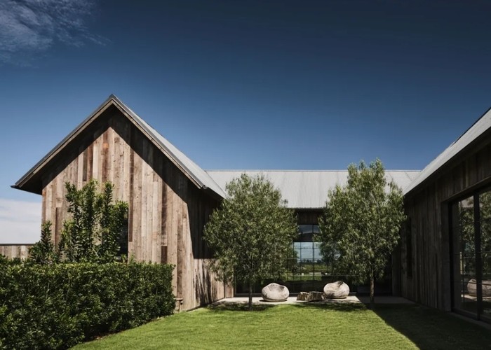 Rumah pertanian ini merupakan komitmen Mila dan Ashton untuk membangun hunian yang berkelanjutan untuk kedua anak mereka, yaitu Wyatt dan Dimitri. (Foto: Douglas Friedman/Architectural Digest)