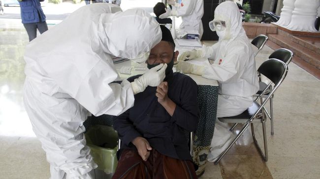 Klaster Pesantren, 14 Santri di Surabaya Positif Covid-19 Sebanyak 14 orang di Ponpes Surabaya terkonfirmasi positif Covid-19 berdasarkan tracing dari dua santri asal Madura yang terjaring penyekatan di Suramadu.
