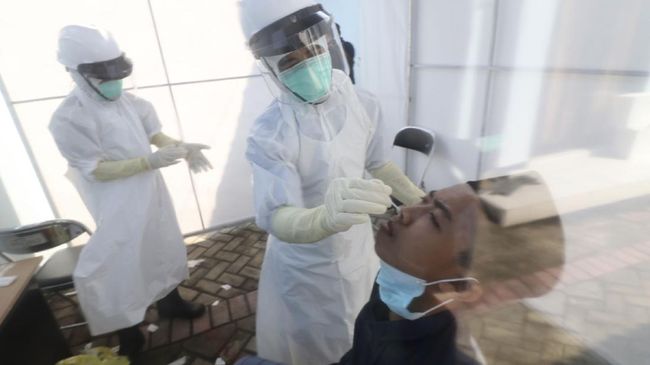 Tes antigen dianggap tidak terlalu sensitif untuk mendeteksi penularan Covid-19, terutama varian Omicron. Berikut tanggapan kementerian kesehatan.
