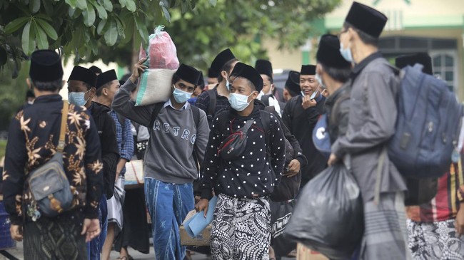 Puluhan santri di Pondok Pesantren As-Sunnah Parapa, Takalar, Sulawesi Selatan mengalami keracunan makanan, dilarikan ke RS.