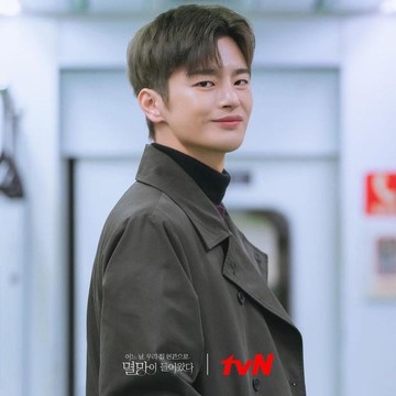 Tampilan dan Harga Outfit Seo In Guk di Drama Doom At Your Service