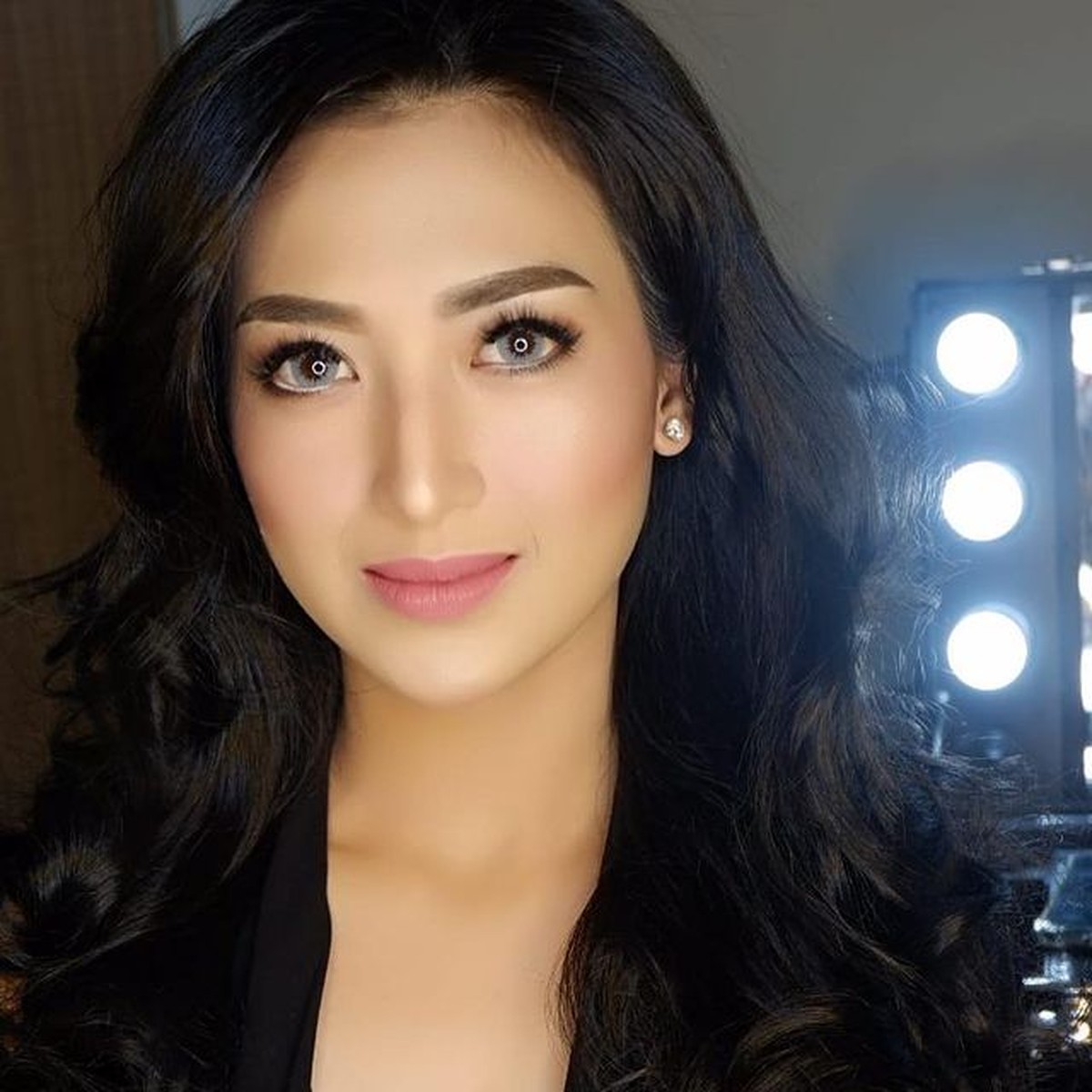 Pesinetron Sylvia Fully dikabarkan mendadak hamil besar&period; Yuk kita intip potretnya&excl;