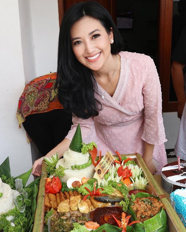 Sylvia Fully Pesinetron Sylvia Fully dikabarkan mendadak hamil besar. Yuk kita intip potretnya!