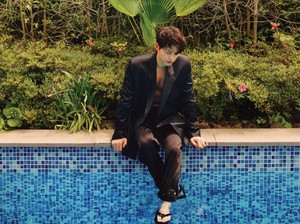 Song Joong Ki Buat Fans Heboh Lewat Potret Terbarunya Bersama Gq Korea Foto 1