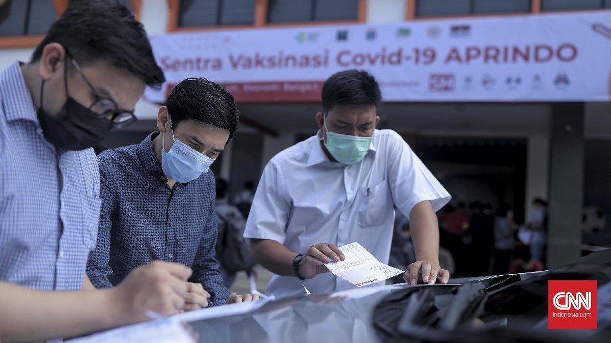 FOTO: Kejar Target Suntik Vaksin di Indonesia