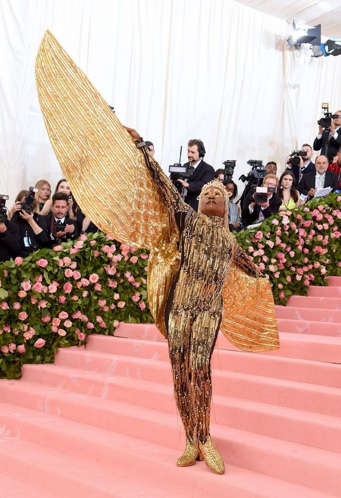 Tentu saja kita tidak bisa melupakan kostum ikoniknya di MET Gala tahun 2019 yang spektakuler dengan sayap emasnya itu. Foto: harpersbazaar.com