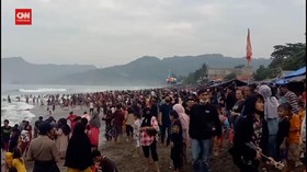 VIDEO: Kerumunan Wisatawan di Pantai Karang Hawu Dibubarkan