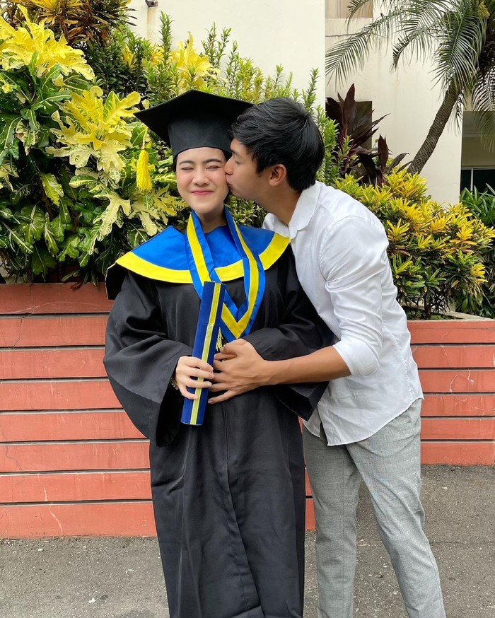Tidak hanya Felicya, sang suami Caesar Hito pun ikut mengunggah momen bahagia ini di akun Instagramnya dengan pose yang romantis dan memuji sang istri yang berhasil lulus dengan predikat Cum Laude. (Foto: instagram.com/hitocaesar)