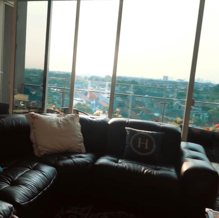 <p>Anang dan Ashanty akhirnya menempati apartemen mewah yang sudah lama mereka beli nih, Bunda. Ashanty bahkan memiliki sofa hitam besar di ruang keluarganya. (Foto: YouTube The Hermansyah A6)</p>