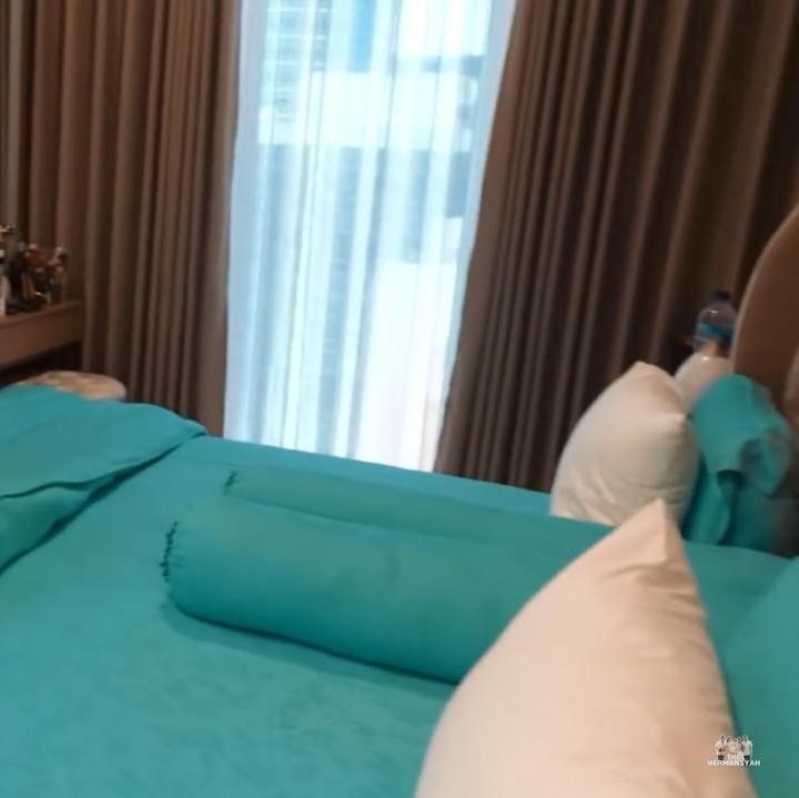 <p>Kamar Ashanty dan Anang sendiri tidak terlalu besar. Namun, kamar ini tetap memiliki kamar mandi dan sedikit ruang untuk keduanya salat berjamaah. (Foto: YouTube The Hermansyah A6)</p>