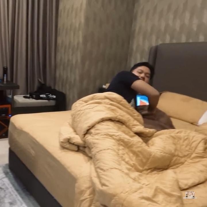 <p>Dinding, gorden, dan seprai di kamar Azriel sendiri bernuansa warna coklat nih, Bunda. Azriel juga sempat merasa <em>badmood</em> dengan Ashanty karena TV yang ada di kamarnya terlalu besar. (Foto: YouTube The Hermansyah A6)</p>