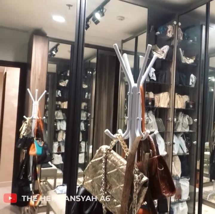 <p>Ashanty menyiapkan ruang tersendiri untuk menyimpan koleksi tasnya nih, Bunda. Ashanty menyebutnya ruang wardrobe. (Foto: YouTube The Hermansyah A6)</p>