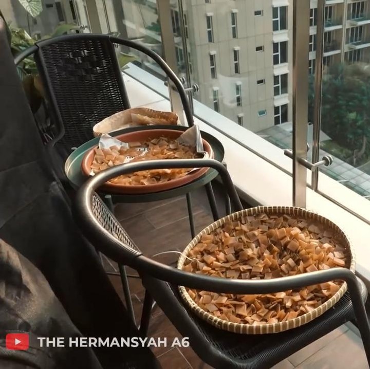 <p>Pada balkon kedua, Ashanty menyediakan tempat untuk berolahraga seperti treadmill dan sepeda. Tak hanya itu, balkon kedua juga dijadikan sebagai tempat menjemur kerupuk lho, Bunda. (Foto: YouTube The Hermansyah A6)</p>
