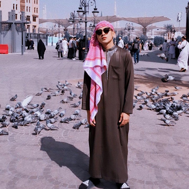 <p>Dengan balutan outfit galabiyya dalam foto di Kota Madinah ini, YouTuber Defano Charies terlihat makin menawan. Bagaimana menurut Bunda? (Foto: Instagram @defanocharies)</p>