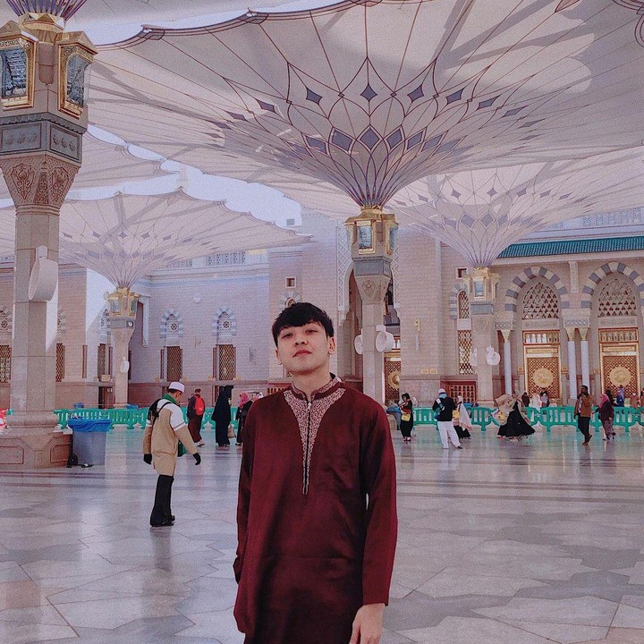 <p>Dalam potret-potret tersebut, Defano didoakan agar mendapat jodoh wanita yang berhijab dan sholehah. "<em>Subhanallah, semoga dpt jodoh yg berhijab dan Sholehah, Aamiin,</em>" doa seorang netizen. (Foto: Instagram @defanocharies)</p>
