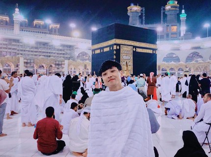 7 Potret YouTuber Tampan Mualaf Saat Umrah, Didoakan Dapat Jodoh Berhijab