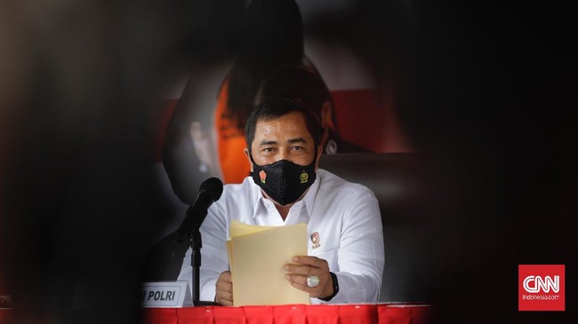Kabareskrim Polri Komjen Agus membantah pernah diperiksa Propam soal dugaan suap tambang ilegal. Ia menantang Propam membuka BAP.