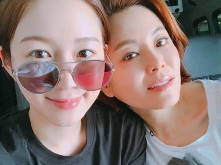 7 Potret Hangat Pacar Lee Seung Gi, Lee Da In Bareng Ibu & Kakak yang Juga Artis