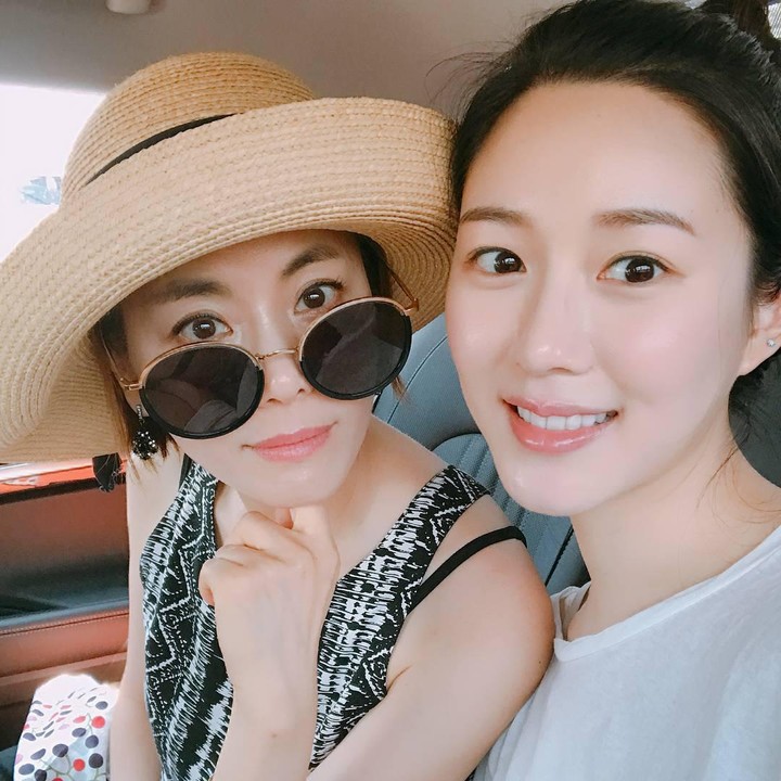 <p>Ibunda Lee Da In, Kyeon Mi Ri dikenal sering memerankan karakter antagonis pada masanya. Hampir berkepala 6, sang Bunda masih terlihat cantik bak kakak adik ketika berpose dengan Lee Da In. (Foto: Instagram: @swag_miri)</p>