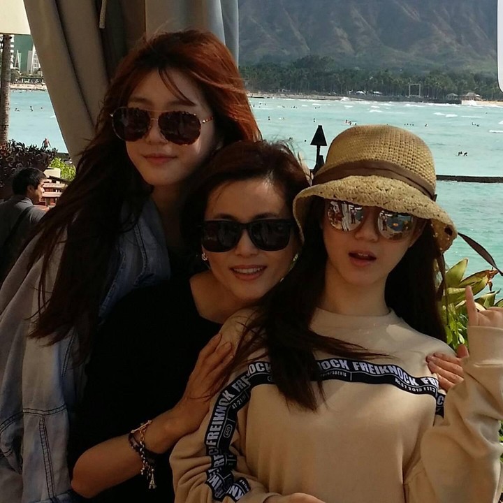 <p>Ibunda Lee Da In kerap membagikan momen kebersamaan dengan kedua putrinya di Instagram. Mereka sangat dekat dan terlihat harmonis, Bunda. (Foto: Instagram: @swag_miri)</p>