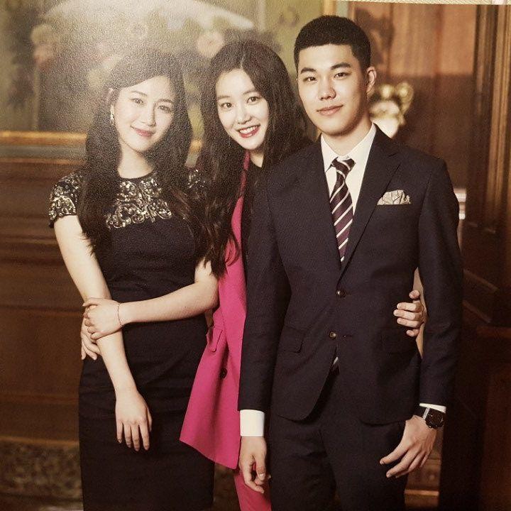 <p>Selain kakak perempuan, Lee Da In juga memiliki adik laki-laki bernama Lee Ki Baek. Namun adiknya tak mengikuti jejak mereka terjun ke dunia hiburan. (Foto: Instagram: @swag_miri)</p>