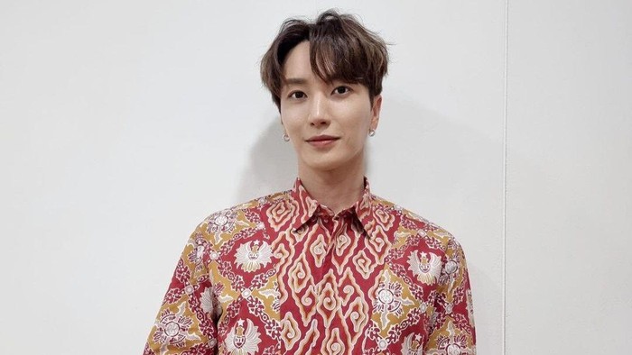 Leeteuk dan Yesung Super Junior Gunakan Batik Rancangan Ridwan Kamil