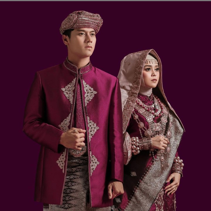<p>Rizky dan Lesty juga mencoba baju adat variasi lainnya dalam sesi pemotretan. Kali ini mereka tampil lebih elegan dengan warna marun. (Foto: Instagram/@aldiphoto)</p>