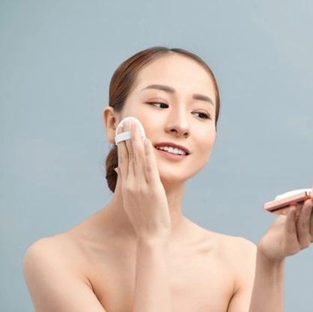 5 Tips Pakai Cushion Agar Makeup Flawless dan Awet Seharian